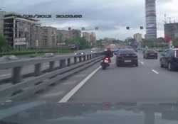 Ужасное ДТП на проспекте Мира чуть не стоило байкеру жизни. ВИДЕО